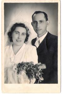 svatební fotografie rodičů - 1946