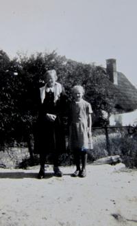 Elisabet Klamertová (Pelclová) s maminkou v Uhelné