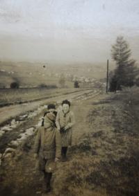 Elisabet Klamertová (Pelclová) se sourozenci Wittichovi při cestě ze školy z Vlčic do Hřibové