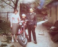 Elisabet Klamertová s manželem a synem v Uhelné