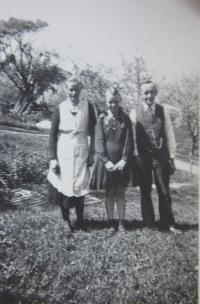 Elisabet with her parents in Hřibová