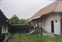 Rodný dům v Jasenie - v domě vlevo žila teta, vpravo rodina Kordíkova
