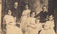 Mother's family Kabourek, 1913