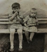 Vlasta (vlevo) se sestřenicí; Úboč, 1931