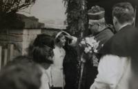 Vítání arcibiskupa pražského Karla Kašpara, Vlasta přijímá požehnání; Úboč, 1938