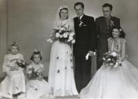 Svatba, Vlasta s manželem Karlem Hynčíkem, obřad proběhl doma v hospodě; fotografování v Domažlicích, 1949