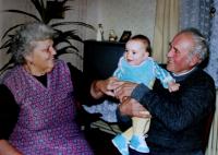 Vlasta s manželem a vnukem; Úboč, 1991