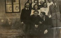 Úbočský divadelní ansámbl hrající Svobodova Posledního muže, J. Mastný (ID 3250) první vlevo, Vlasta vedle něj vpravo; Úboč, během 2. světové války