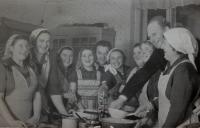 Chystání hostiny pro JZD - výroční schůze, Vlasta čtvrtá zprava; Úboč - Vlastina kuchyně, 1966