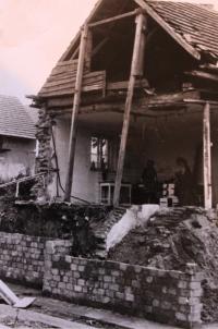 Přestavba domu, zbourali hospodu, Vlasta vaří pro zedníky; Úboč, 1982