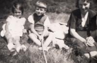 Jan Jeník (uprostřed) se svou sestrou a matkou na Šumavě - 1936