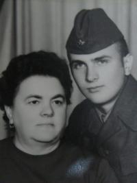 Fotografija s majkom dok je bio u vojsci