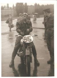 Oskar Dub při závodech na motorce 50.léta