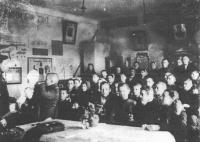 Zdolbunov, ve škole, Jiří Doležal čtvrtý zleva (vepředu), Olga Mikulcová osmá zleva
