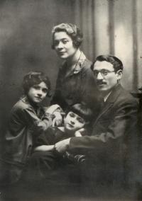 Rodina Gutinova ve 20. letech v Lodži, Alexandra je uprostřed. Fotografie je kopií jediného rodinného fota, které se neztratilo během války. Fotka byla schovaná u příbuzných v Charkově.