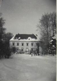 Castle in Vlčicích where the children were housed. kulaks, who were excluded from the secondary agricultural school and in 1951, sent to work on the State Farm Javornik-holding Wolf