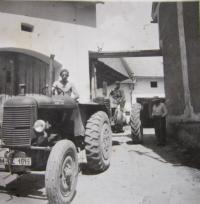 Confiscation of a tractor from the Sklenář family farm in 1950