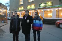 Alexandr Vondra s žáky FZŠ Drtinova před restaurací Klamovka