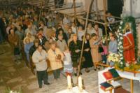 Ludmila (v první řadě čtvrtá z leva) na Loretánských slavnostech v chrámu svatého Mikuláše, Bor 1996
