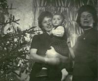 Ludmila s dcerou Věrou a švagrovou Libuší, Vánoce 1965