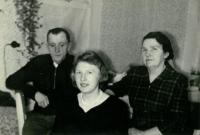 Ludmila s tatínkem Antonínem a maminkou Boženou, Vánoce 1960