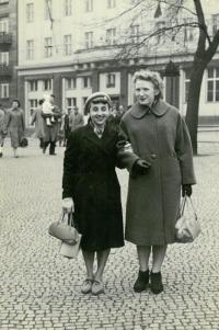 Ludmila (vpravo) se spoluvězenkyní, Praha 1960