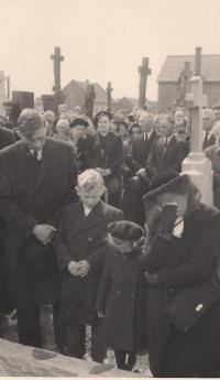 The funeral of his father Zdeněk Horák in Vyšovice in 1953
