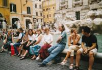 Řím, před fontánou De Trevi, kde pamětník provázel české poutníky, 1992