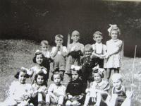 Děti v pracovním táboře v roce 1943 ve Vyhni (sestra Věra druhá řada, druhá zleva)