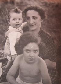 Mother Chana with daughters Věra and Zuzana in 1939