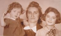 Mother Chana with daughters Věra and Zuzana in 1940 in Prague