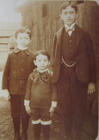 Otec (uprostřed) se svými bratry