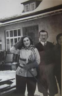 Rodiče s matčinou sestrou, která zahynula v koncentračním táboře