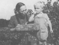 Mutter mit Volker, Sommer 1944