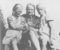 Schwester Sieglinde, Gundrun und Freya, Sommer 1944
