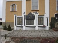 Památník padlých  v druhé světové válce u kostela sv. Kateřiny ve Štěpánkovicích