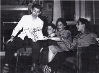 Gene ukazuje rodině svůj časopis The Hollywood Star News, 1940 