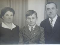 Jaroslav s rodiči r. 1936