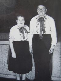 Parents in the Chod region folk costume