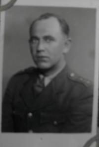 Alja's father staff captain Jiří Pujman