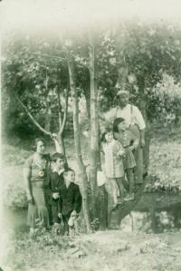 Rodina Roubíčkova, 1931. Zleva: maminka, Karel, Rudolf, Věra, Rena, tatínek