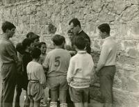 Se svým fotbalovým mužstvem. Oratorium Sv. Petra, Vatikán (1964)