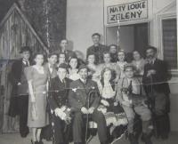 Poslední divadelní představení v Národním domě v Bludově před okupací nacistickým Německem (vpravo dole rodiče Karla Straky) 