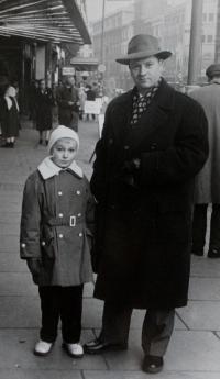 Jan Šnobl with son Ivan on a walk in London, 1959