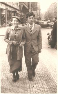 Anna Fidlerová with a friend Loris Sušickým, Praha 1940