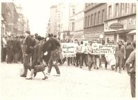 Manžel Josef Fidler na protiokupační demonstraci, Karlovy Vary 21.8.1968