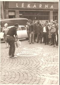 Manžel Anny Fidlerové píšící protiokupační nápisy, Karlovy Vary 21.8.1968