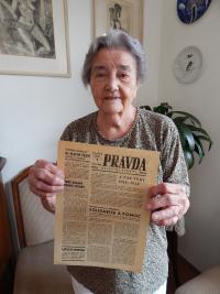 Anna Fidlerová s okupačním vydáním Pravdy ze srpna 1968, Karlovy Vary 2014