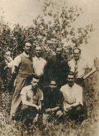 26. června 1940, Donskoj zernosovchoz, ve spodní řadě zleva Bohumír Hájek, Villi Klein a Jiří Mráček, nad ním s brýlemi Karel Schretter.