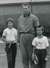 Helena s otcem a bratrem 2, 1975